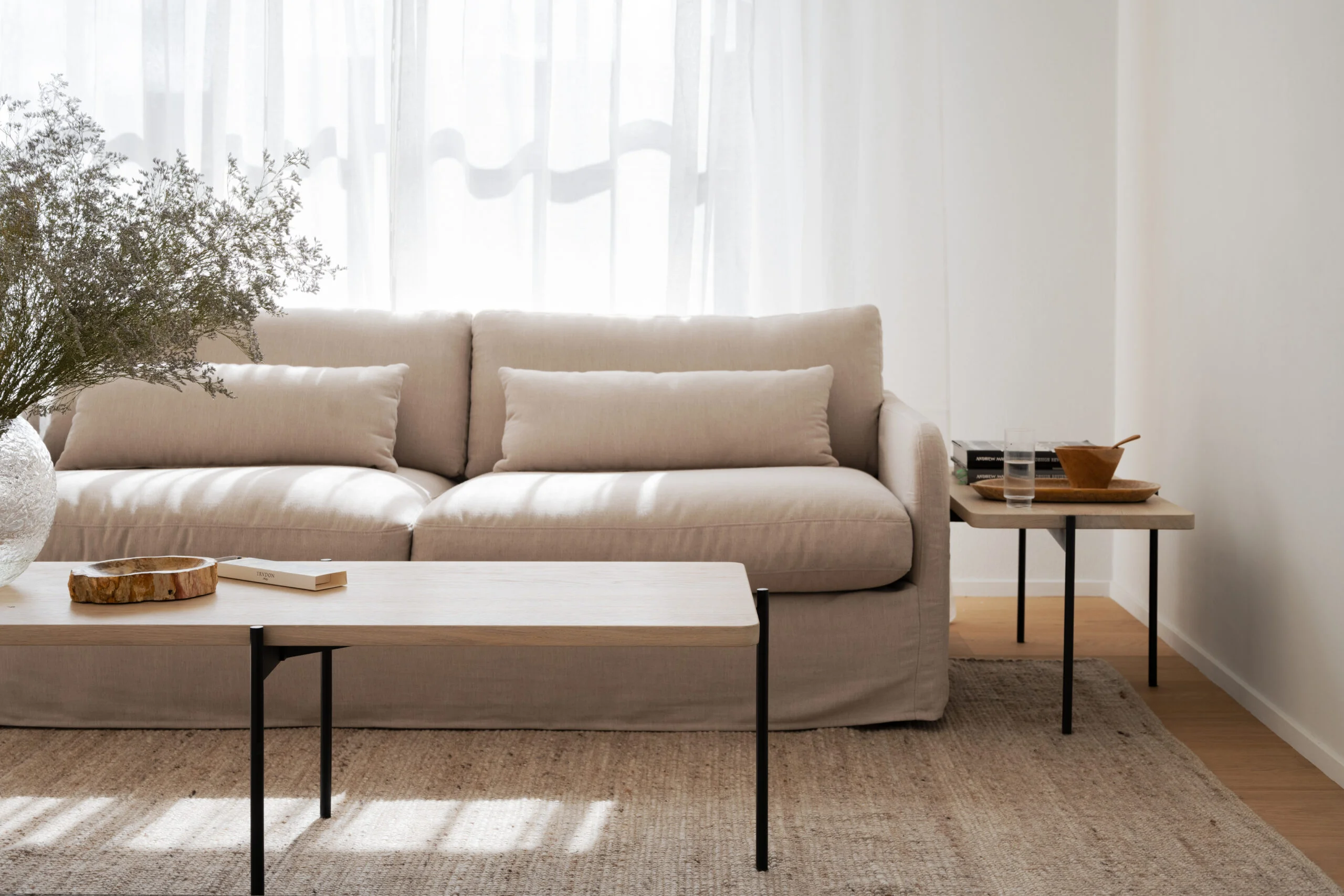 Shelton soffbord 145x60 vitpigment ek/svart metall - Bild 2
