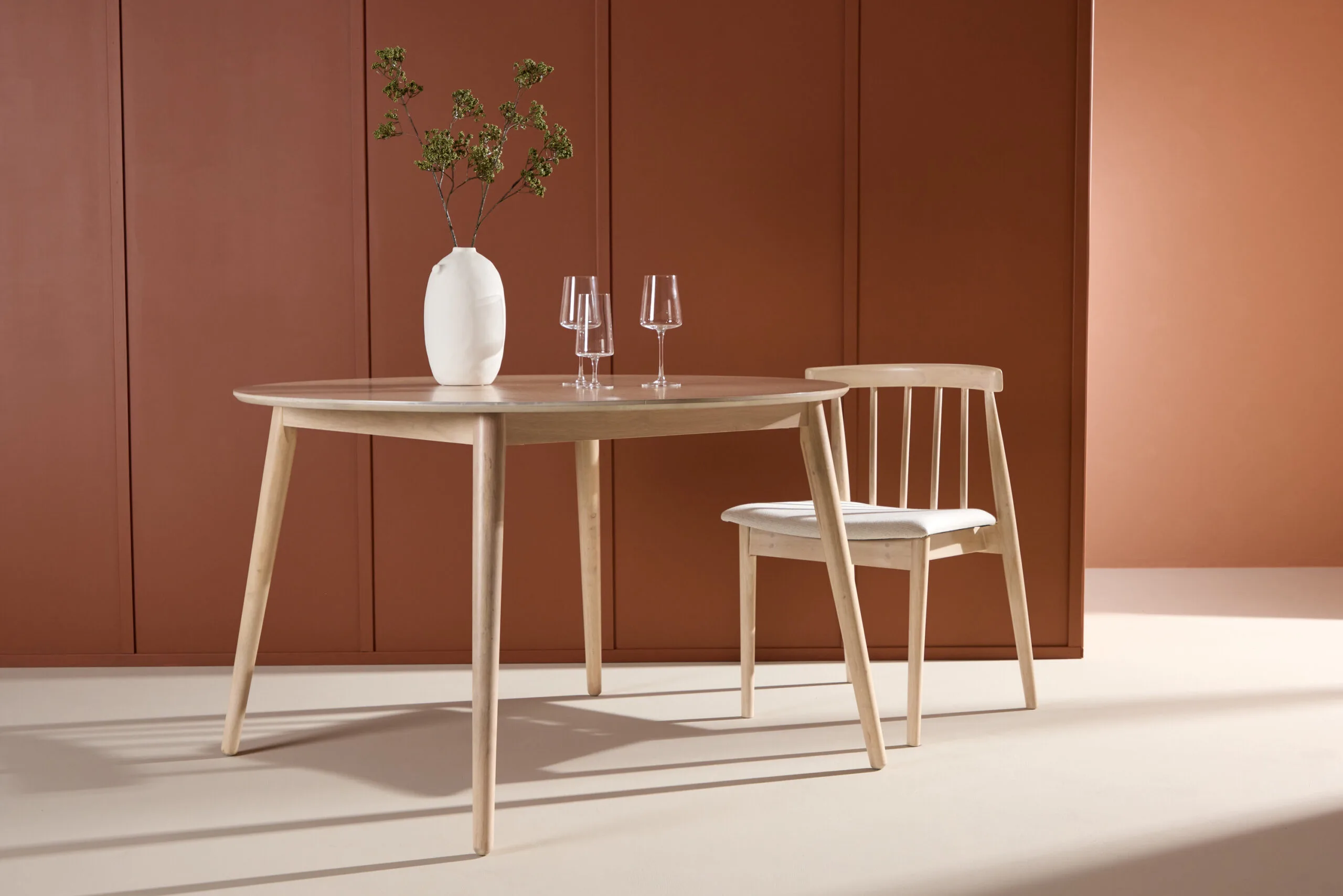 Flora Dining Table ø120 - Vitwash / Veneer