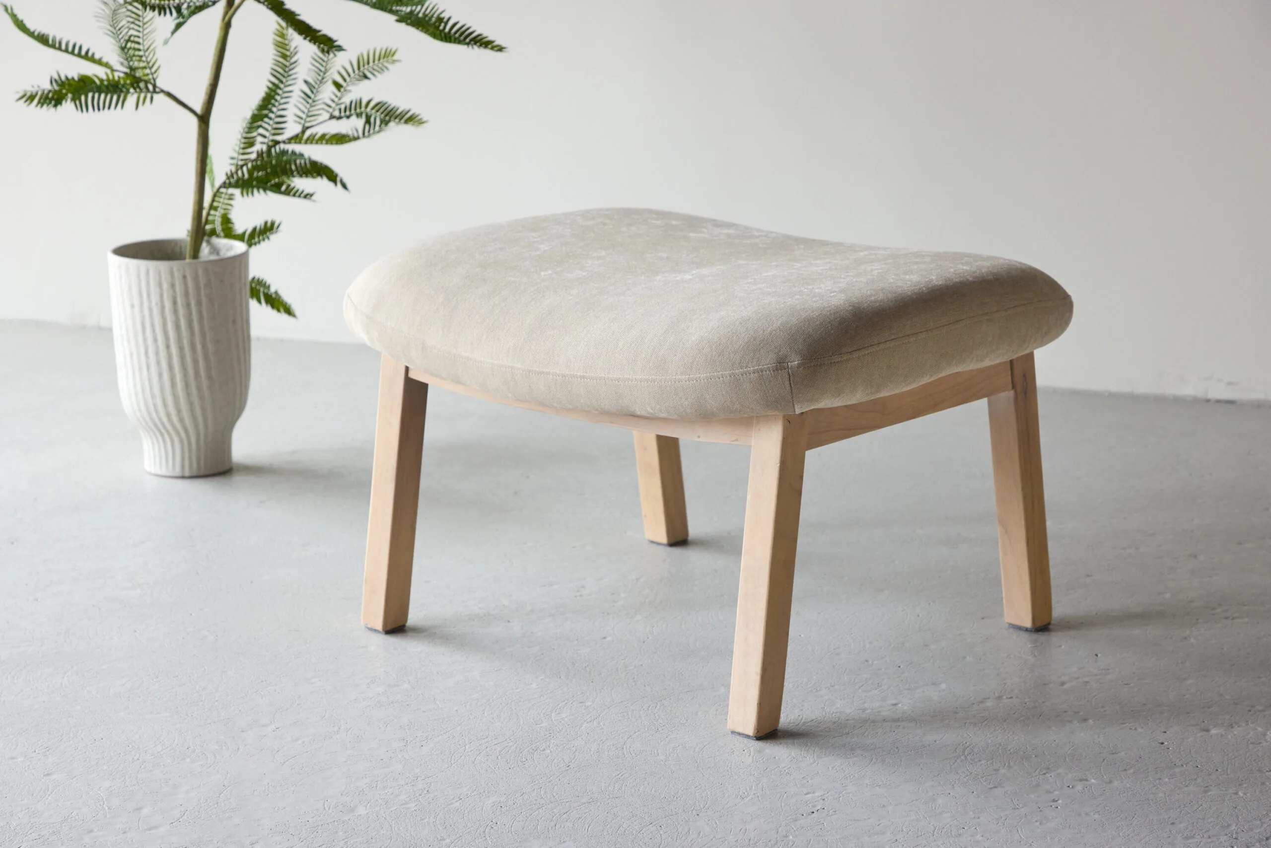 Rile Ottoman - Vitwash/ Beige
