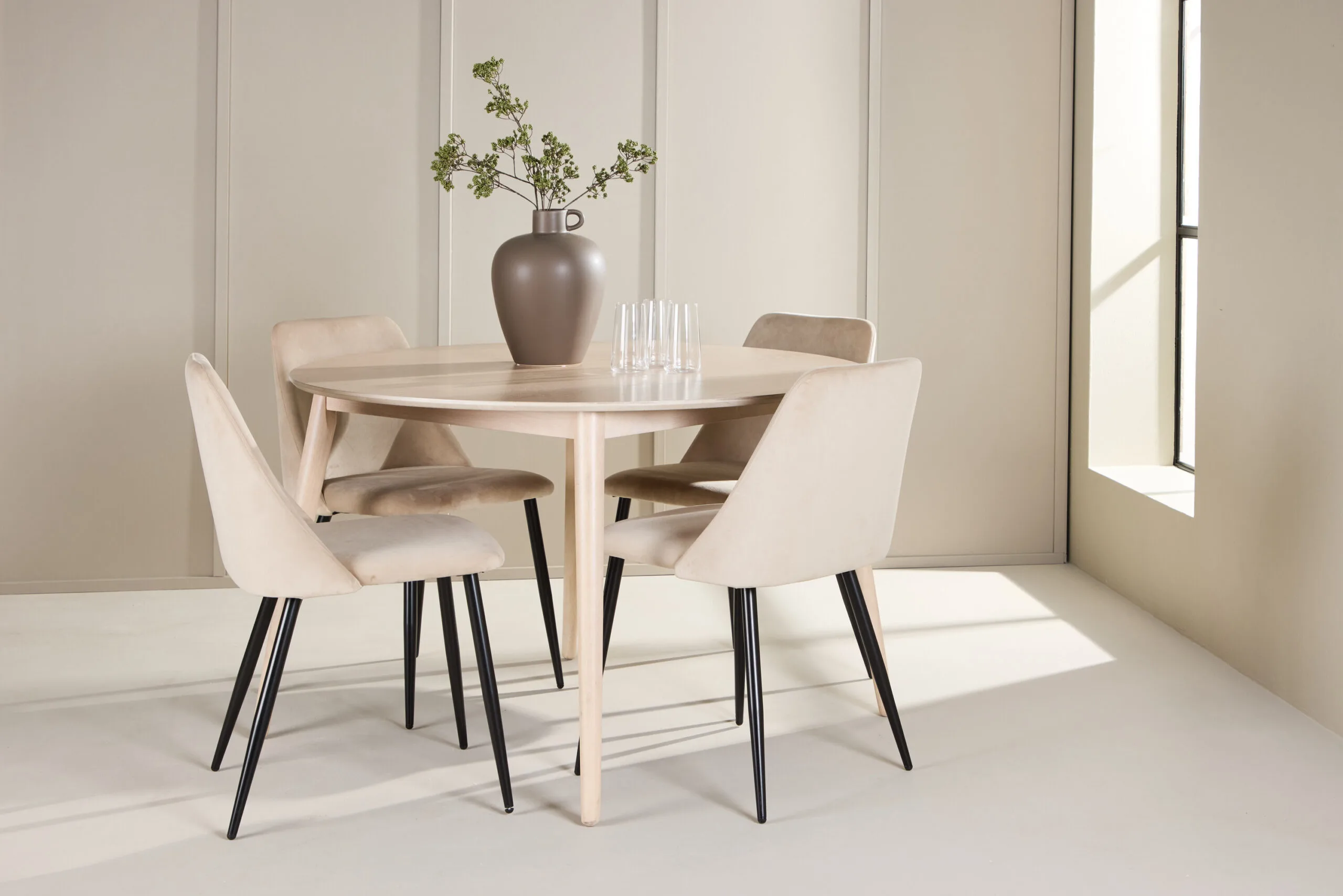 Flora Table - Vitwash with 4 Night Chair - Svart/ Beige