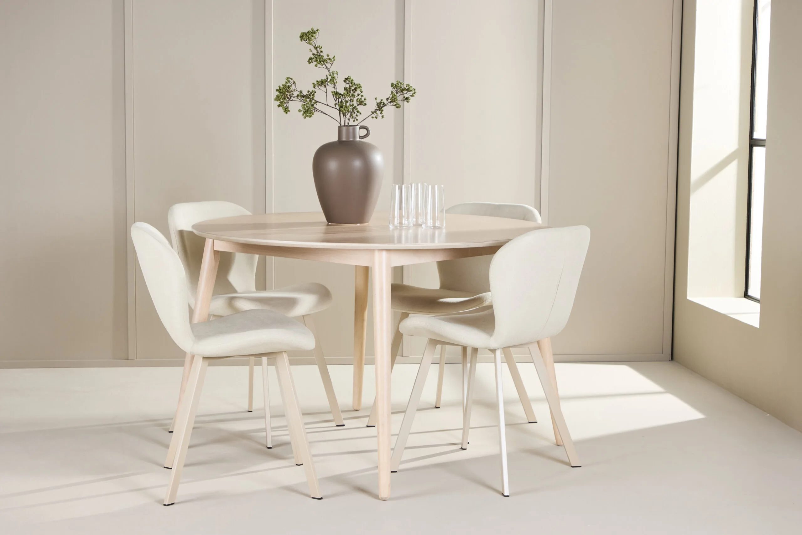 Flora Table - Vitwash with 4 Lilja Chair - Beige