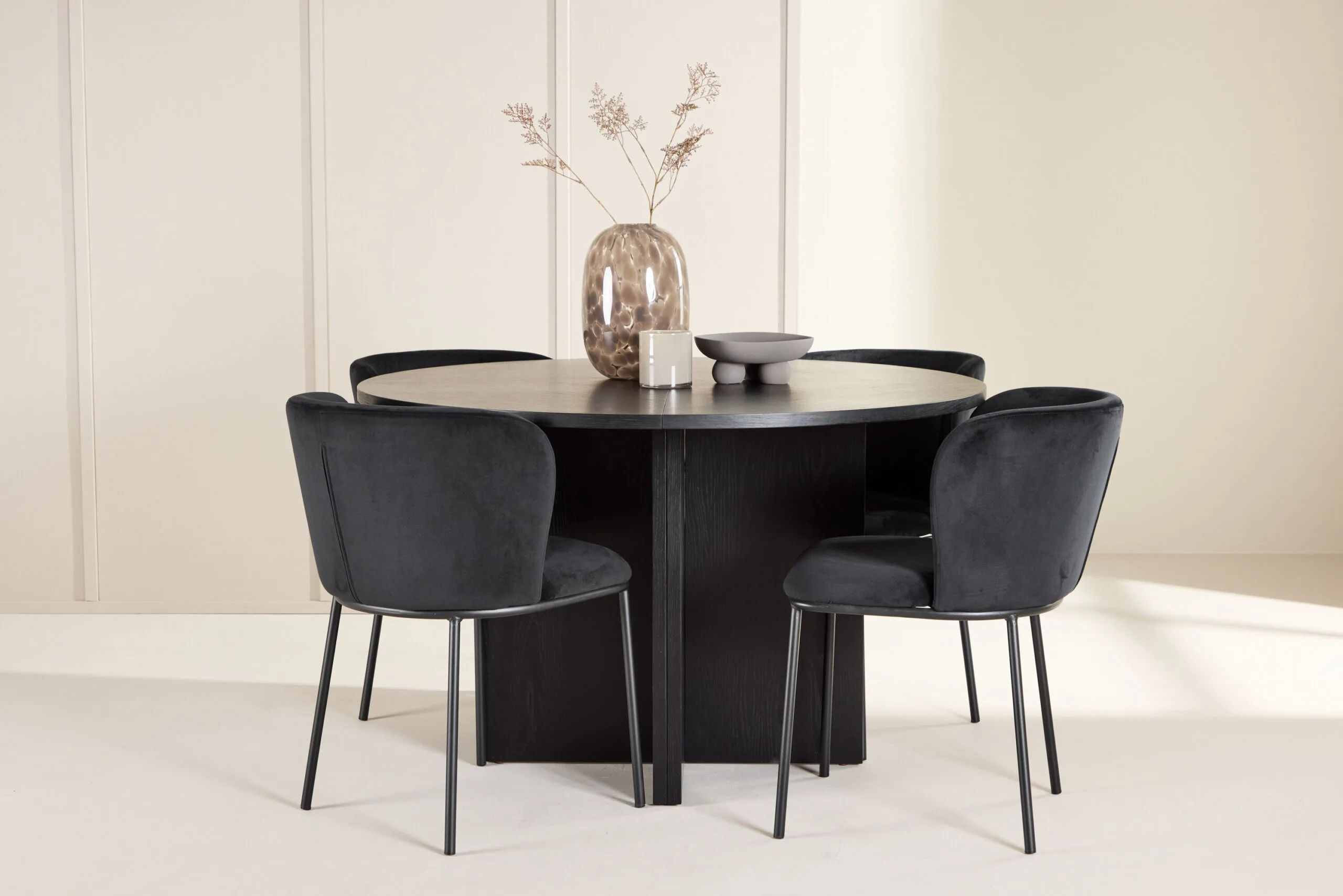 Strada Table - Svartwith 4 Edina Chair - Svart