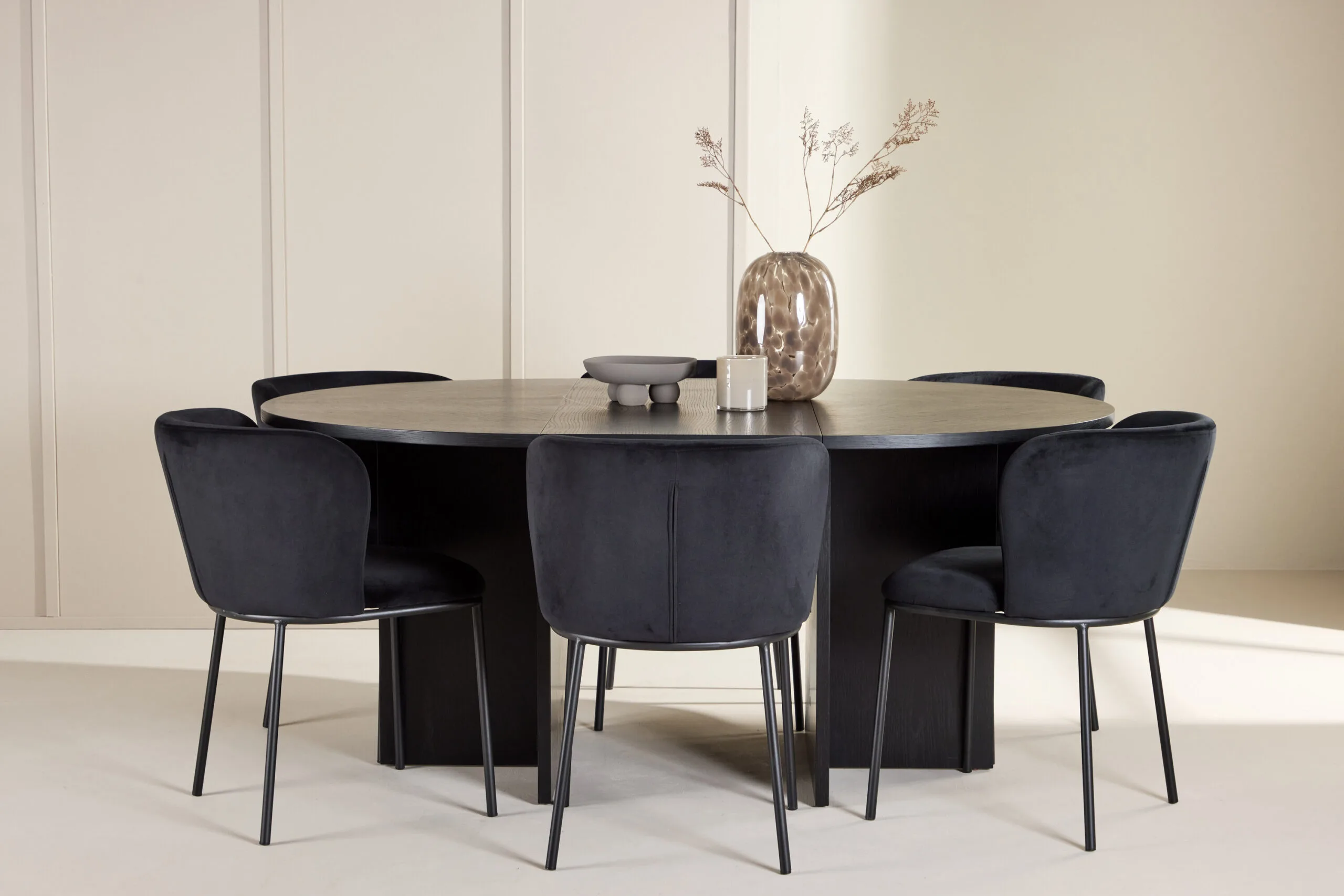 Strada Table - Svartwith 6 Edina Chair - Svart