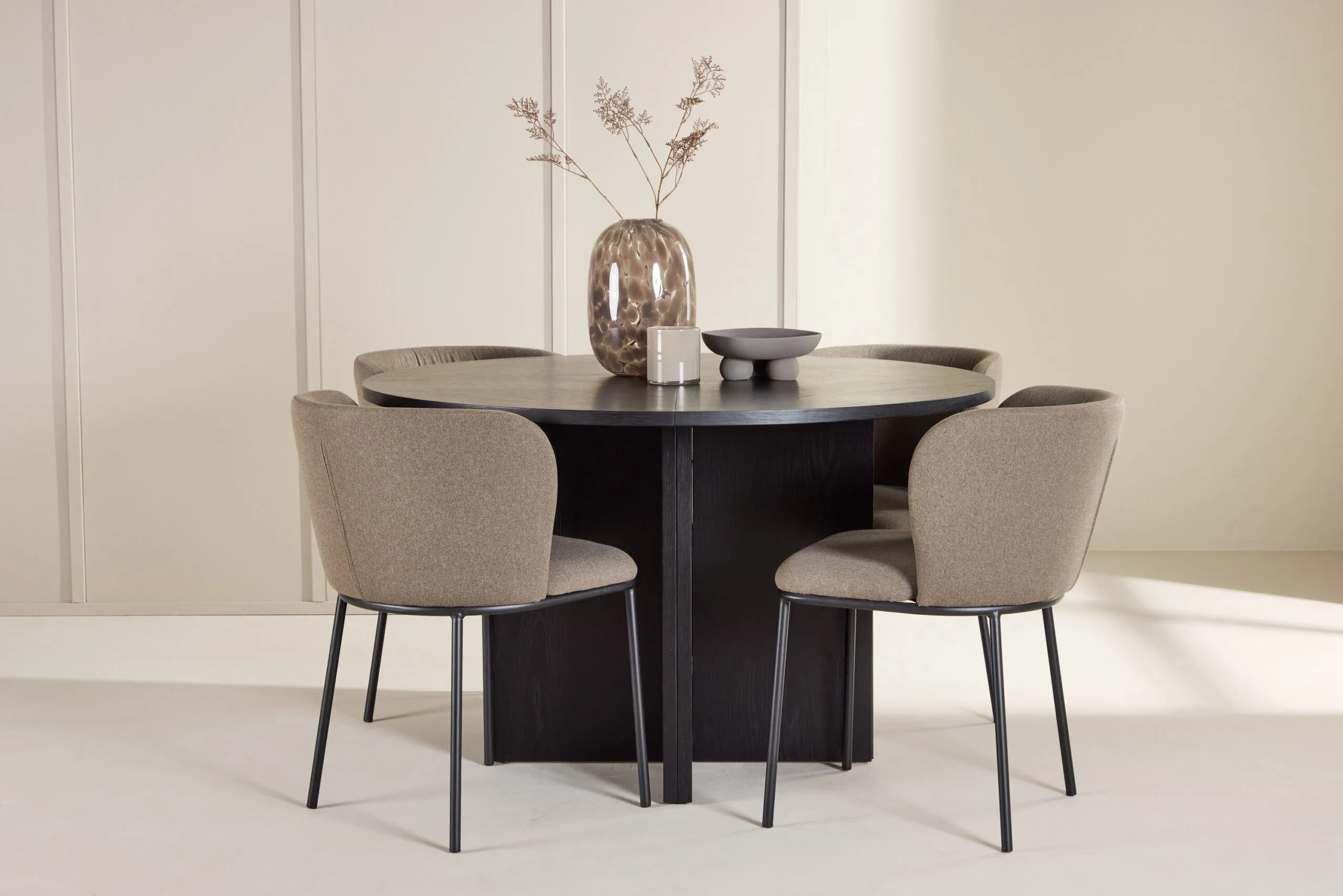 Strada Table - Svartwith 4 Edina Chair - Svart/ Brun
