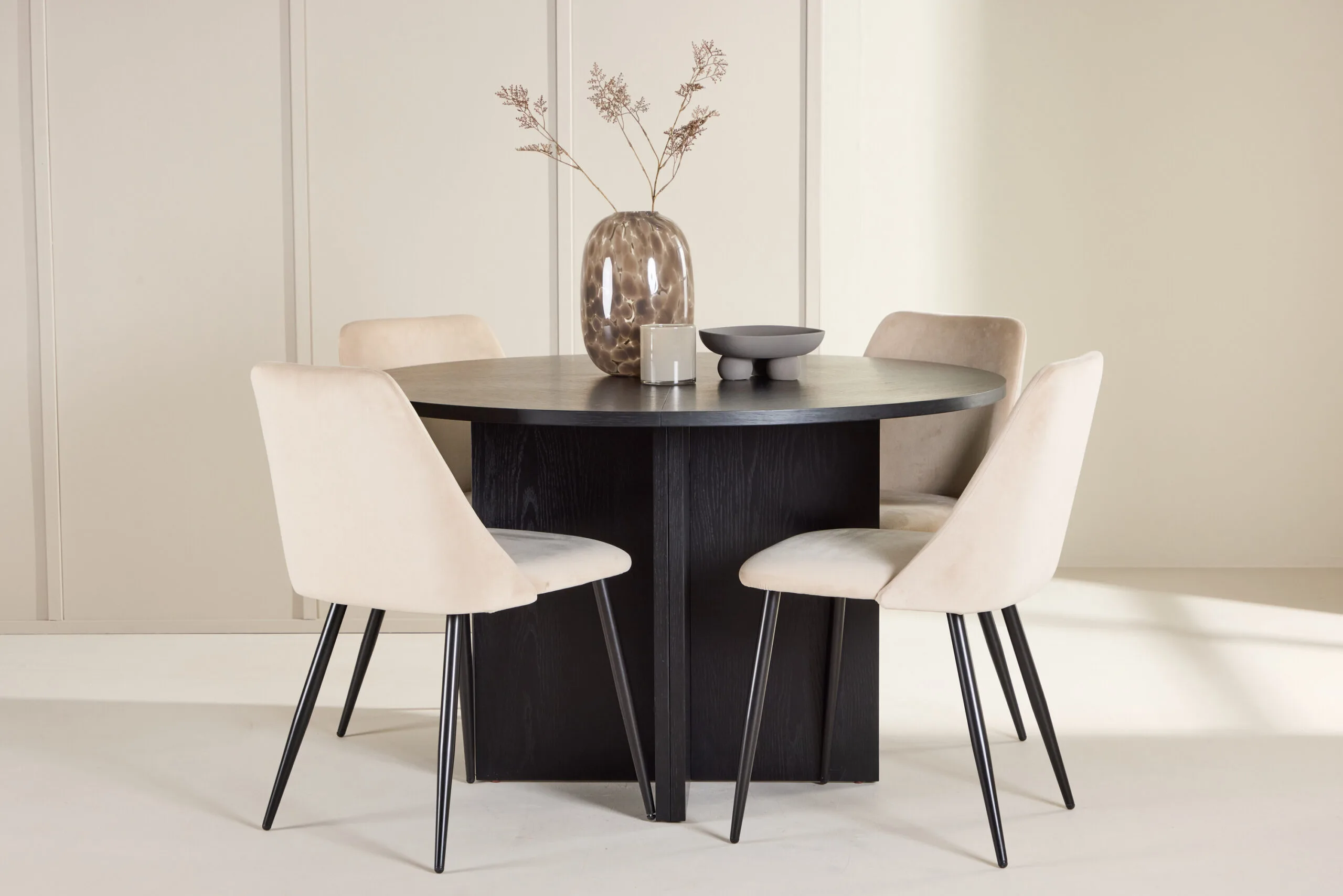 Strada Table - Svartwith 4 Night Chair - Svart/ Beige