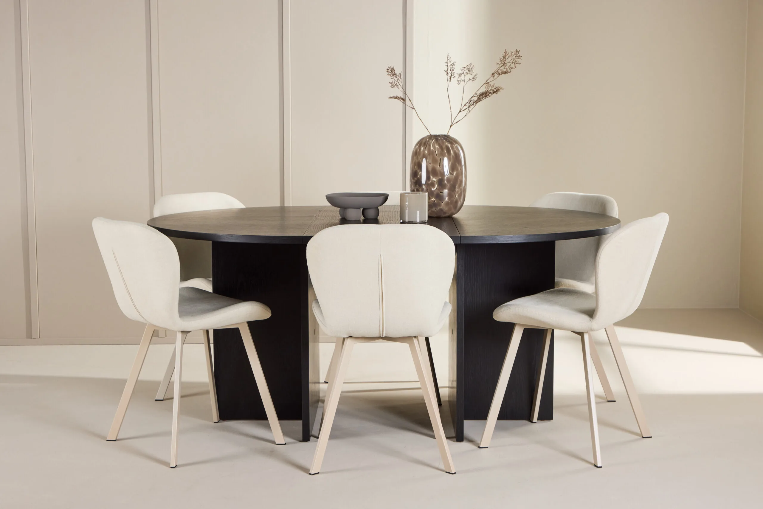 Strada Table - Svartwith 6 Lilja Chair - Beige