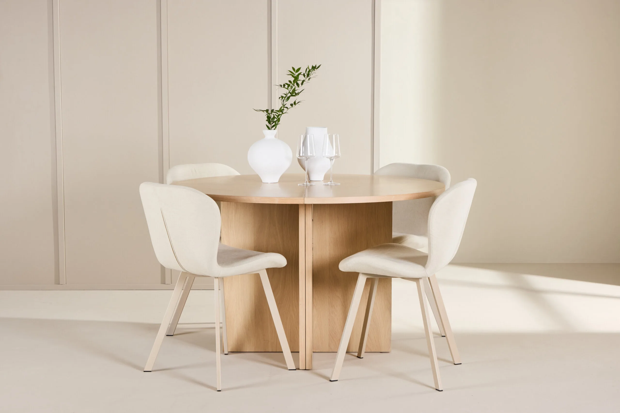 Strada Table - Vitwash with 4 Lilja Chair - Beige