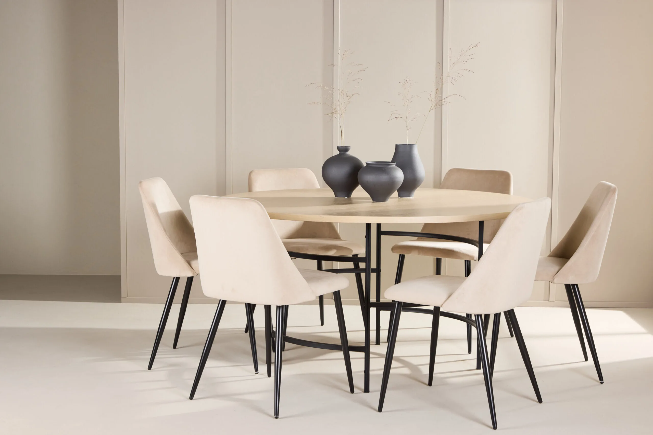 Copenhagen Table - Vitwash/Svartwith 6 Night Chair - Svart/ Beige