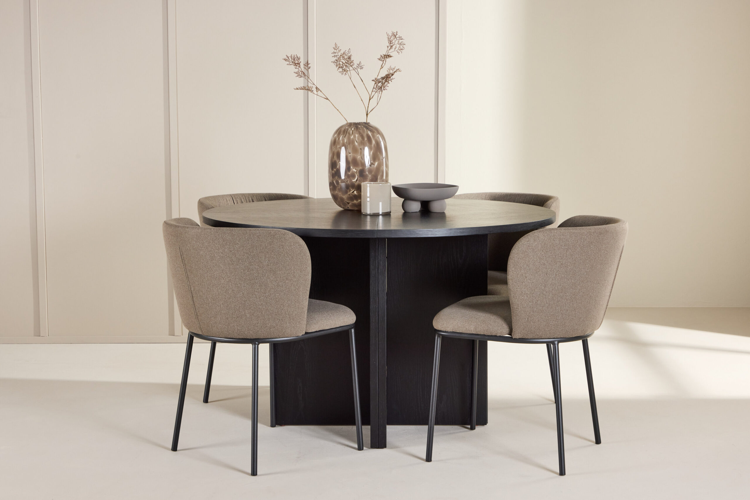 Strada Table - Svartwith 4 Edina Chair - Svart/ Brun