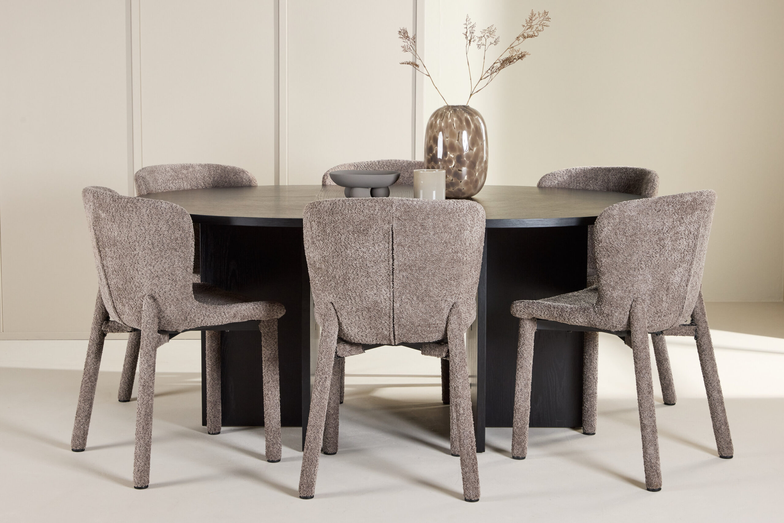 Strada Table - Svartwith 6 Astoria Chair - Brun