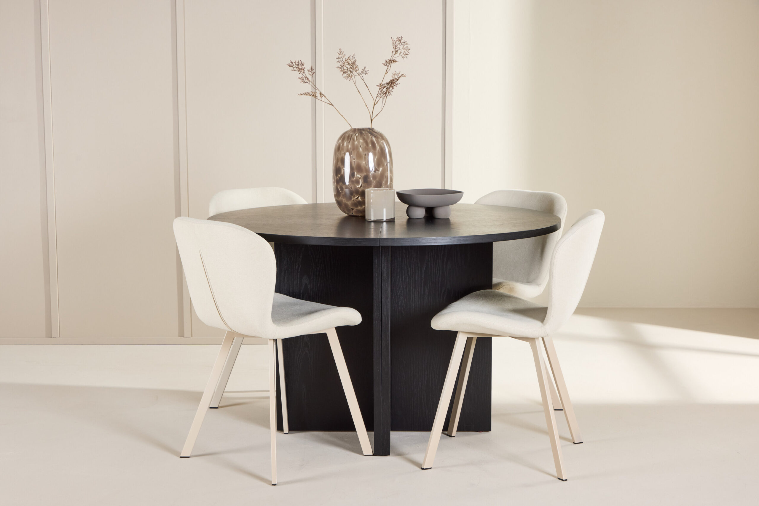 Strada Table - Svartwith 4 Lilja Chair - Beige