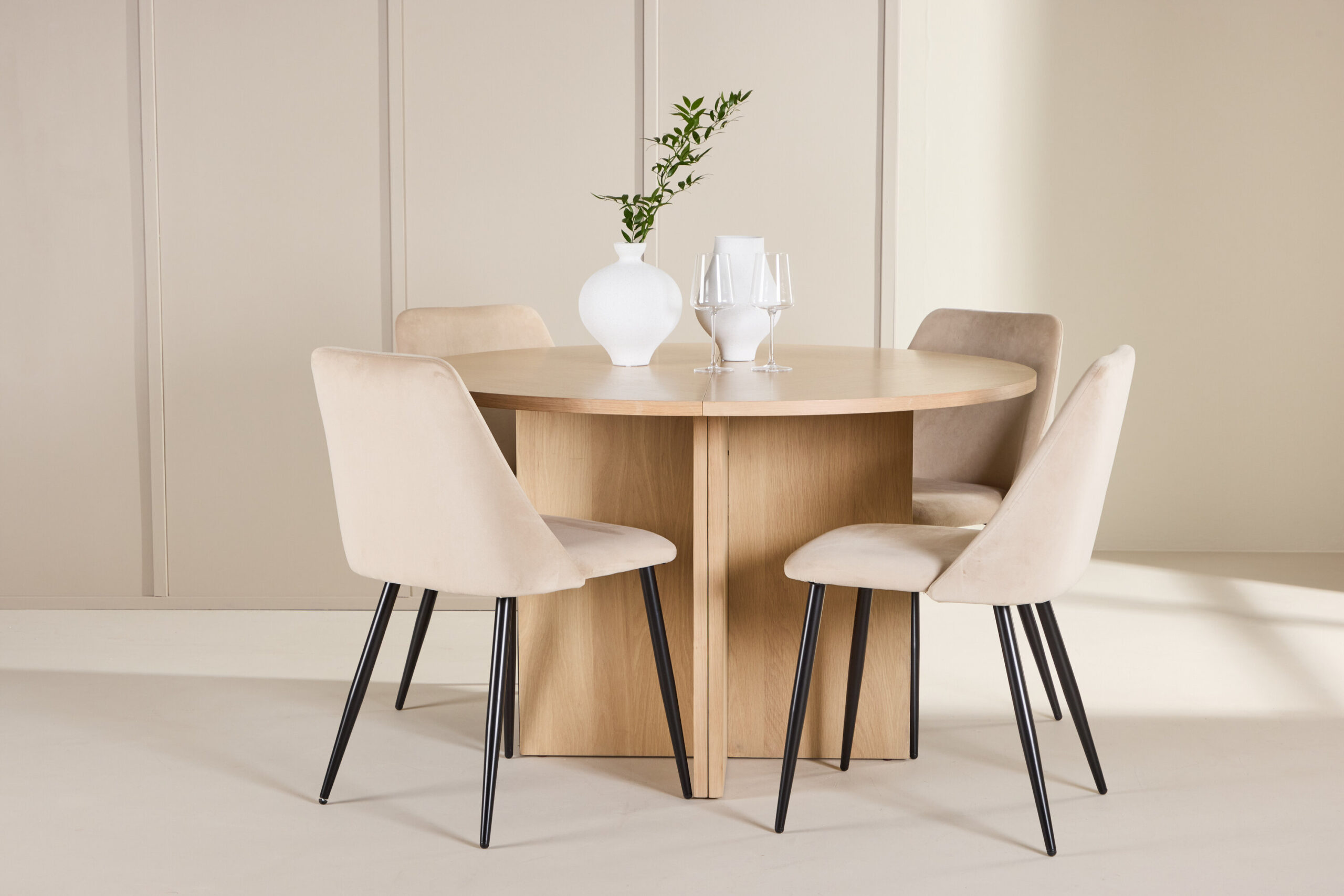 Strada Table - Vitwash with 4 Night Chair - Svart/ Beige