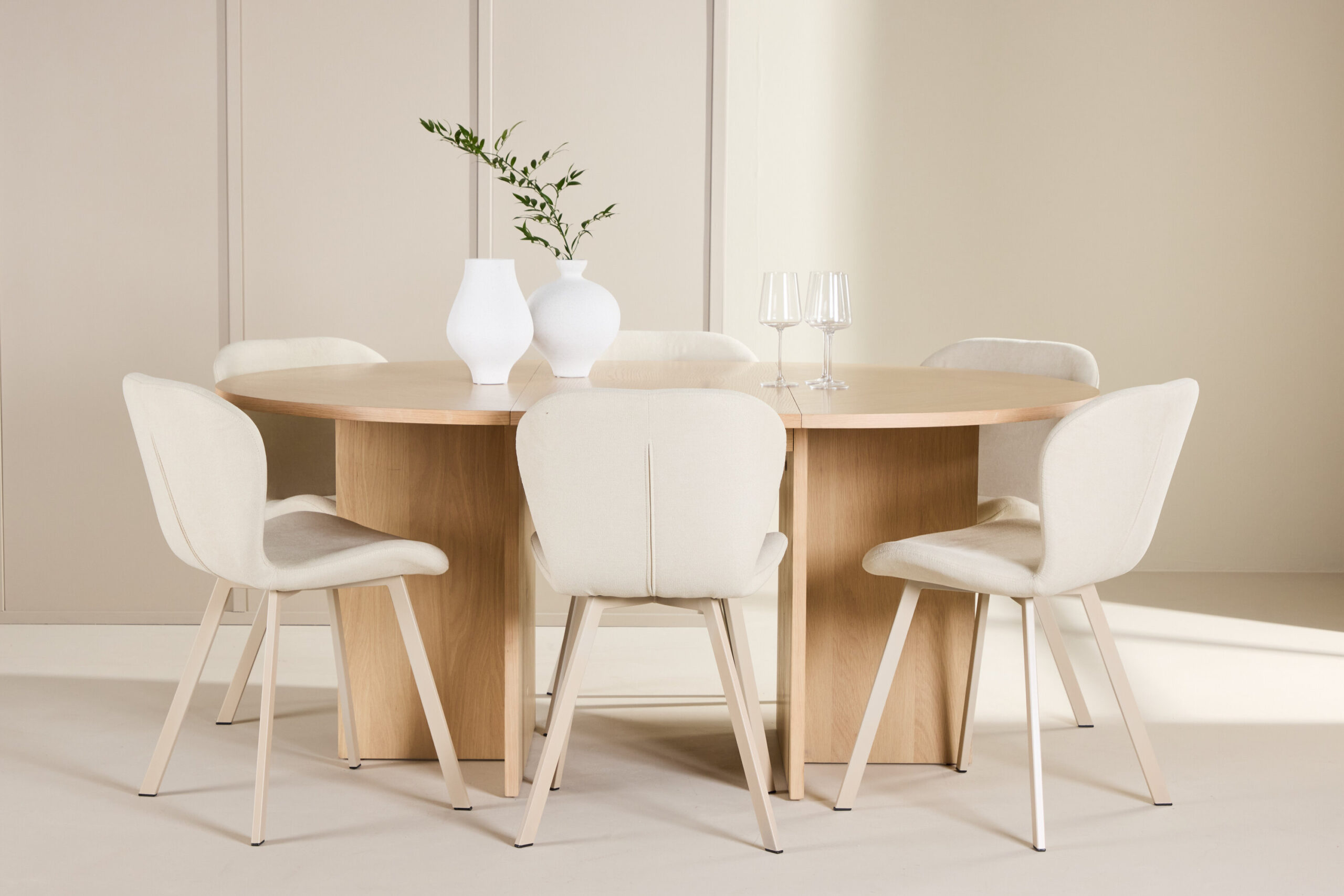 Strada Table - Vitwash with 6 Lilja Chair - Beige