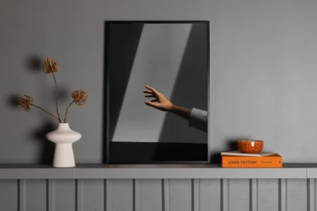 Reaching Hand Posters Grå