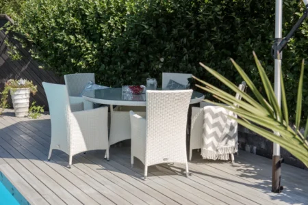 Volta & Malin Matbord ⌀150 + Matstolar Vit
