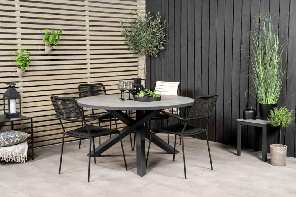 Parma & Lindos Matbord ⌀140 + Matstolar Svart