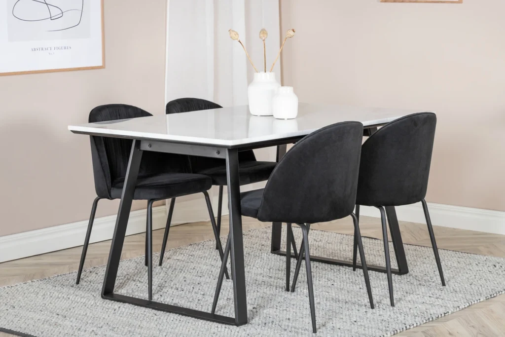 Wrinkles & Estelle Matstolar Black + Rektangulära Matbord 140 x 90 Black