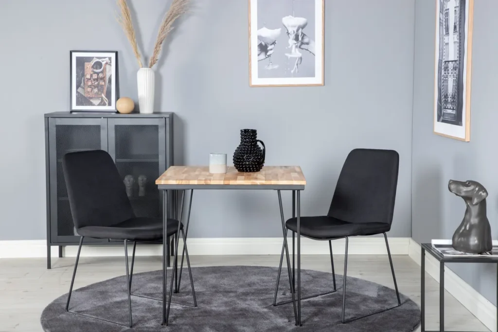 Muce & Bali Matstolar Svart + Rektangulära Matbord 80 x 80 Natur