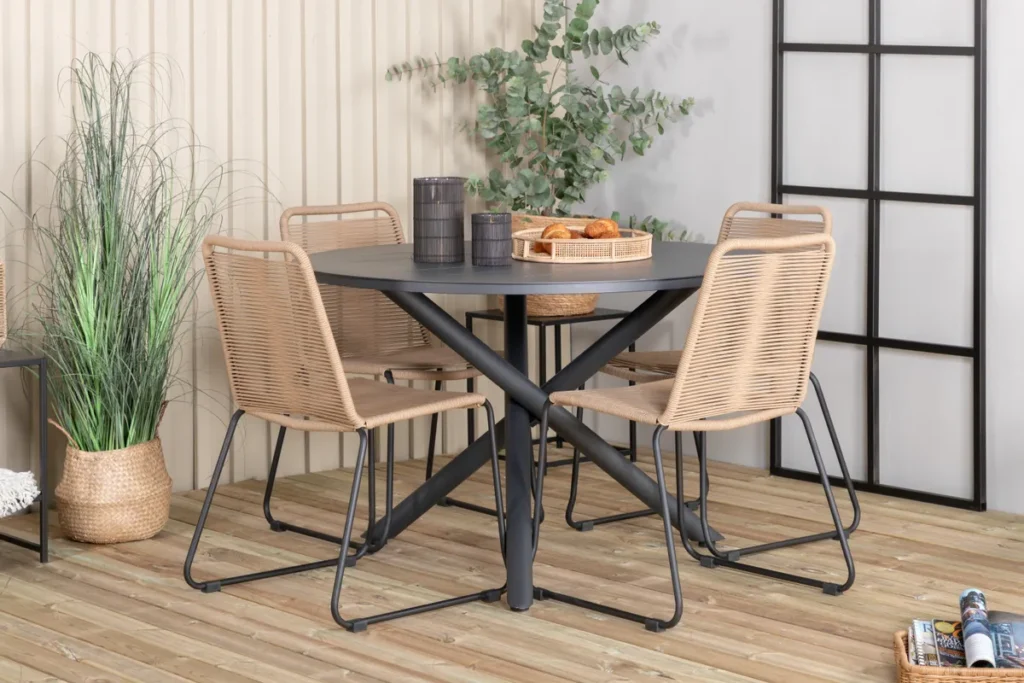 Alma & Lindos Matbord ⌀120 + Matstolar Brun