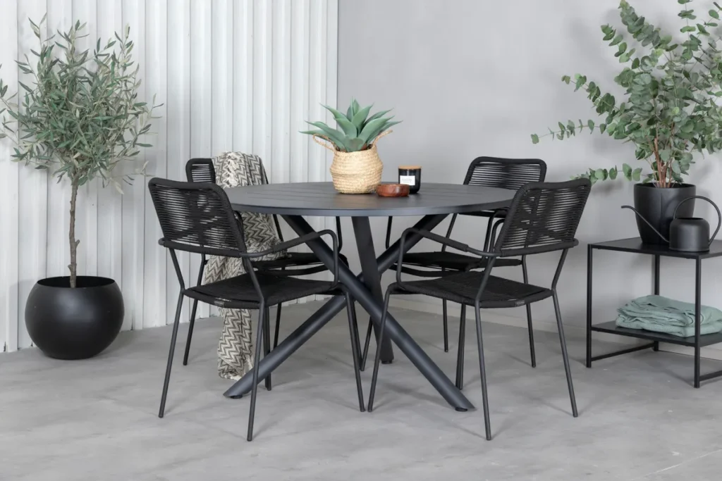 Alma & Lindos Matbord ⌀120 + Matstolar Svart