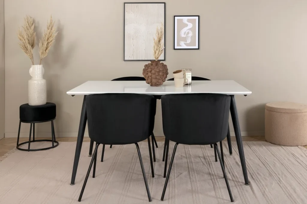 Berit & Jimmy Matstolar Black + Rektangulära Matbord 150 x 90 White