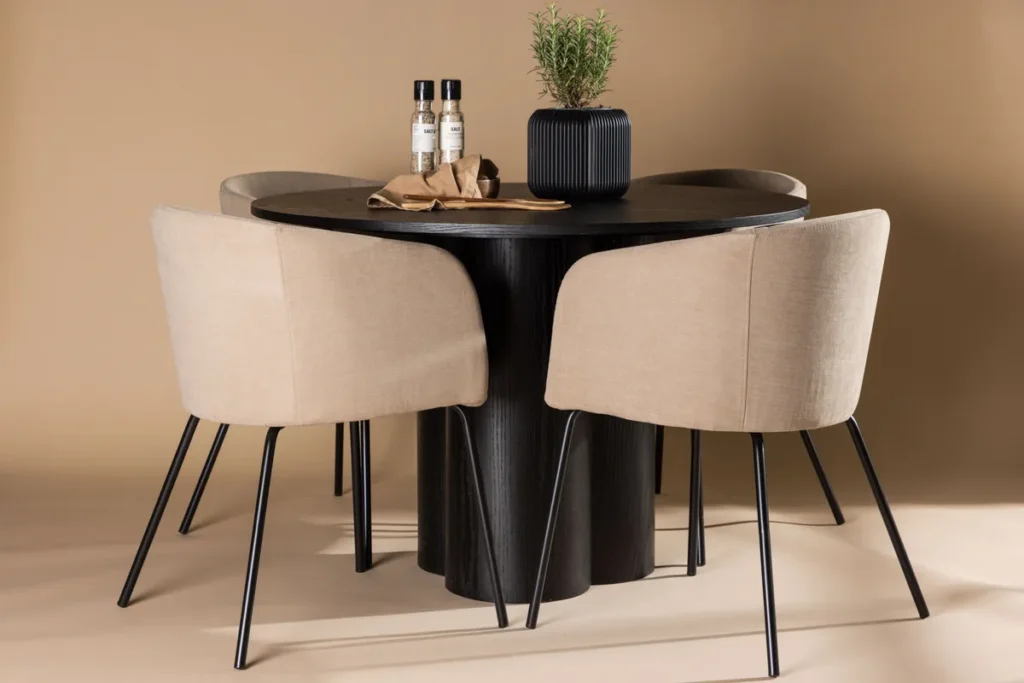 Berit & Olivia Matstolar Beige + Runda Matbord ⌀110 Black