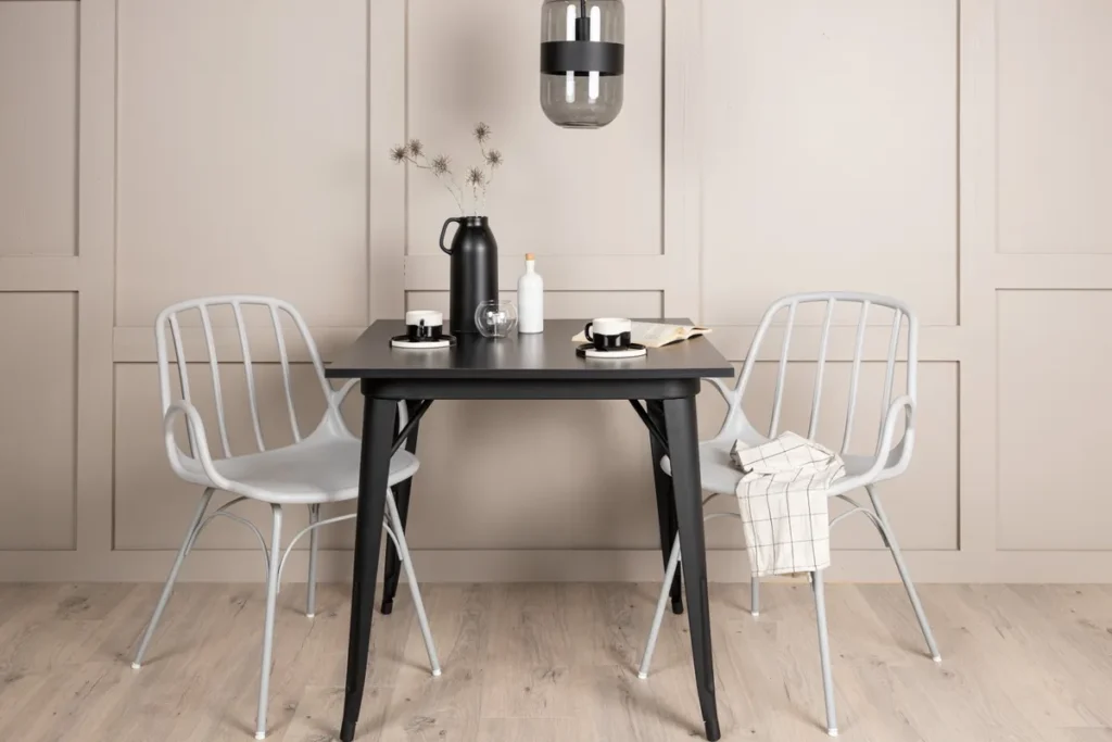 Tempe & Dyrön Rektangulära Matbord 80 x 80 Svart + Matstolar Ljusgrå