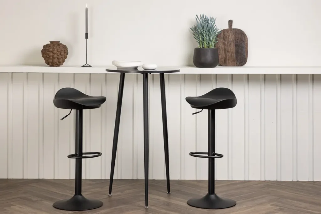 Plaza & Adesto Barbord Ø60 Svart + Barstolar Svart