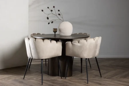 Limhamn & Olivia Matstolar Beige + Runda Matbord ⌀110 Mocca