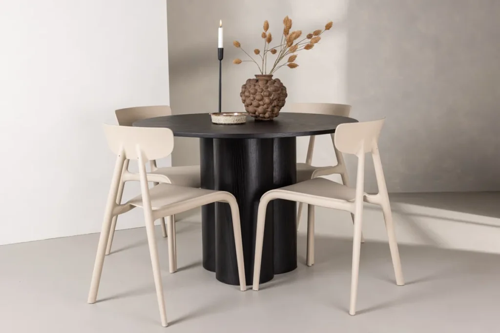 Ursholmen & Olivia Matstolar Beige + Runda Matbord ⌀110 Svart