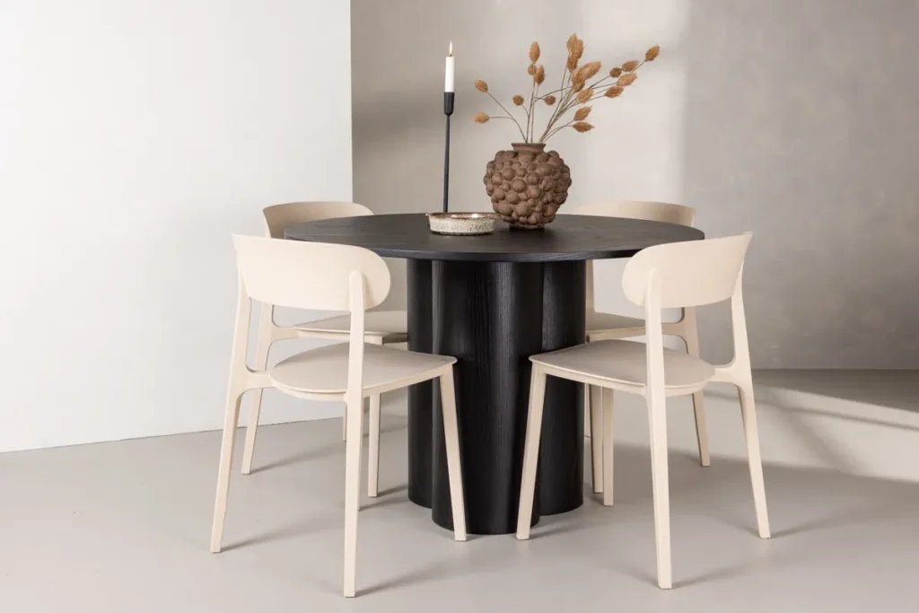 Åstol & Olivia Matstolar Beige + Runda Matbord ⌀110 Black