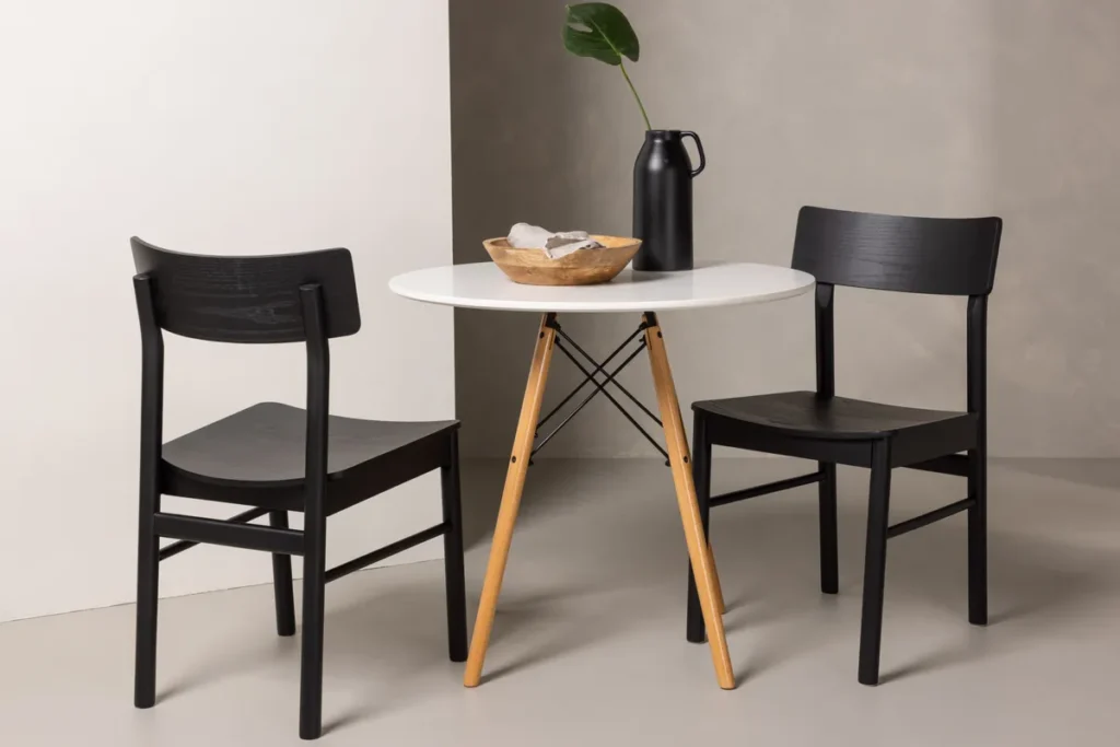 Montros & Danburi Matstolar Black + Runda Matbord ⌀60 White