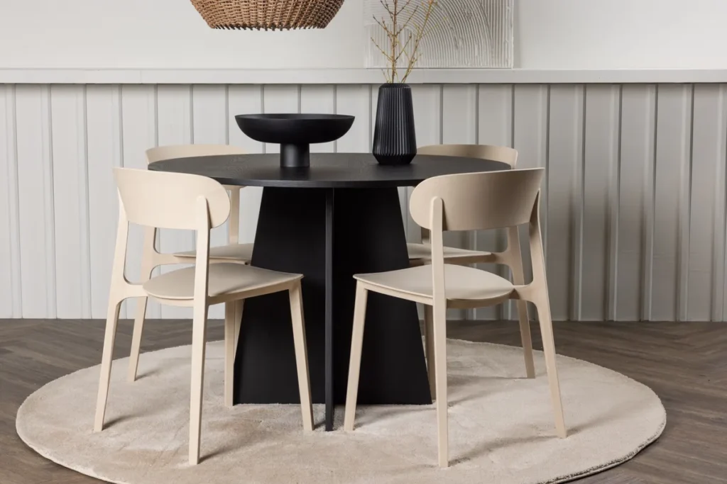 Bootcut & Åstol Runda Matbord ⌀110 Black + Matstolar Beige