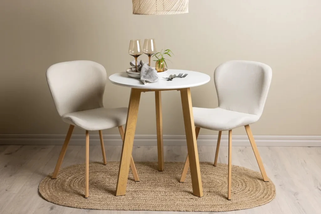 Leonora & Lilja Runda Matbord ⌀65 White + Matstolar Beige