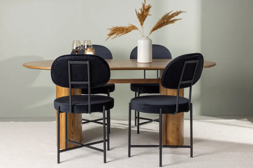 Stella & Isolde Matstolar Black + Ovala Matbord 180 x 90 Nature