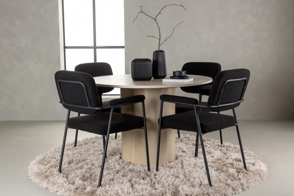 Olivia & Yesterday Runda Matbord ⌀110 Whitewash + Matstolar Black