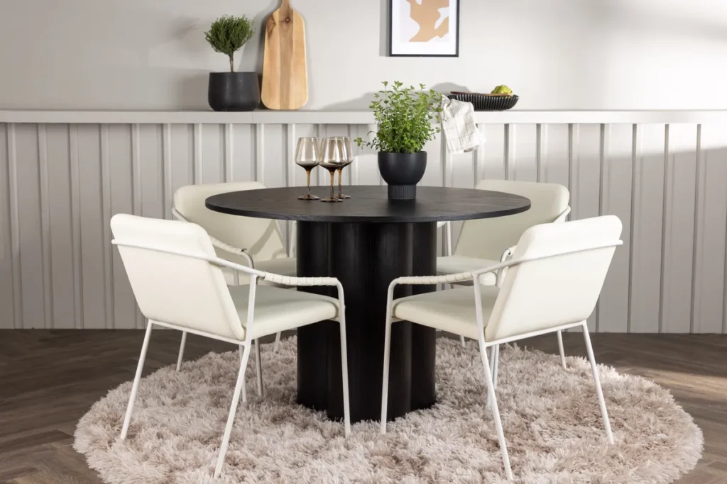 Olivia & Tvist Runda Matbord ⌀110 Black + Matstolar Beige