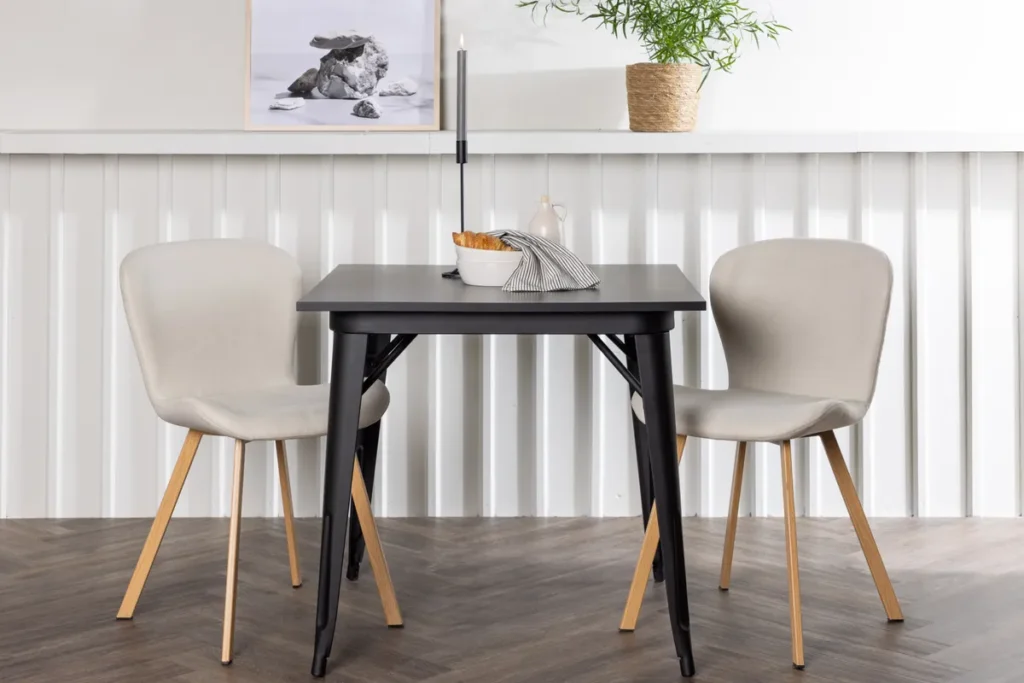 Tempe & Lilja Rektangulära Matbord 80 x 80 Black + Matstolar Beige