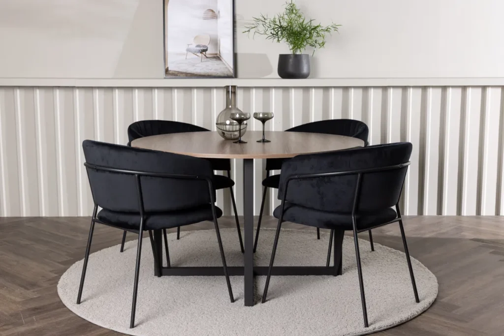 Durango & Selma Runda Matbord ⌀120 Walnut + Matstolar Black