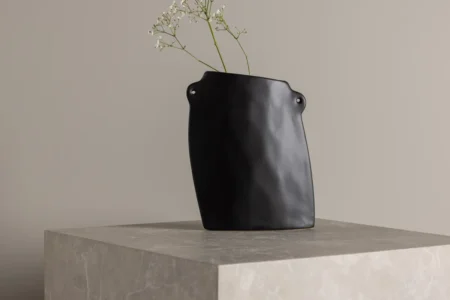 Hie Vaser 21 x 14 x 5 Black
